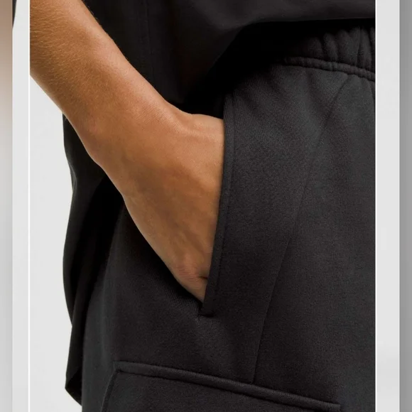 Lululemon Scuba Mid-Rise Oversized Cargo Short 9 Black‎ Size S